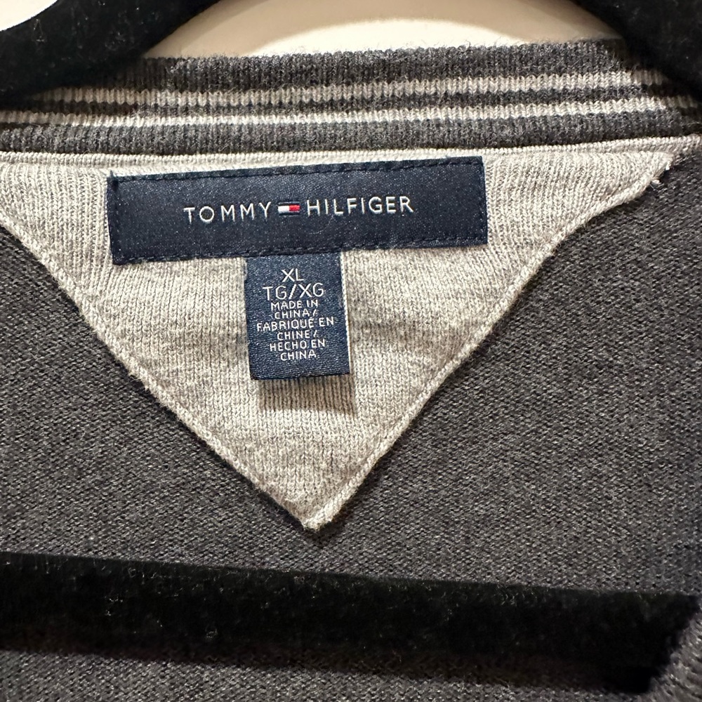 TOMMY HILFIGER MEN’S V-NECK SWEATER.  SIZE X-LARGE. - Picture 2 of 4